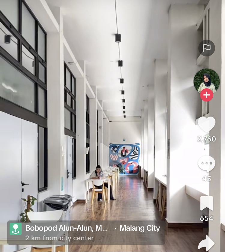 Ruangan semi outdoor di Bobobox Alun-alun Malang (TikTok @chorichoco)